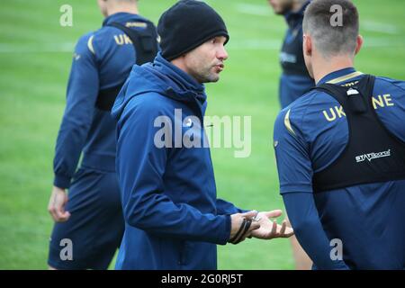 Non exclusif: KHARKIV, UKRAINE - 2 JUIN 2021 - entraîneur-chef de l'Ukraine Andriy Shevchenko (L) assiste à la séance de formation ouverte de ses charges avant Banque D'Images