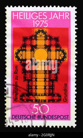 Un timbre imprimé en Allemagne montrant le plan d'étage de la basilique Saint-Pierre à Rome (à l'intérieur d'une croix), année Sainte 1975, « année de la réconciliation », cir Banque D'Images