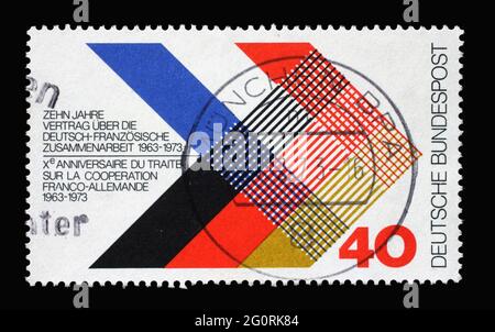 Un timbre imprimé en Allemagne dédié au 10e anniversaire de la collaboration germano-française 1963-1973 croisant les drapeaux de deux pays, vers 1 Banque D'Images