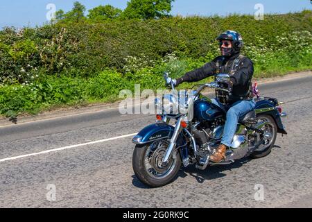 2002 Harley Davidson Flstc 1450cc moto de croiseur bleu; en route vers Capesthorne Hall Classic Mai spectacle de vélo, Cheshire, Royaume-Uni Banque D'Images