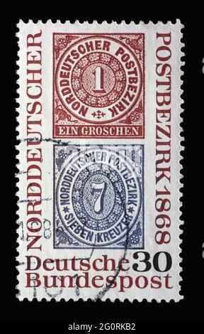 Timbre imprimé en Allemagne montrant deux timbres historiques de 1868, Confédération postale du nord de l'Allemagne, vers 1968 Banque D'Images