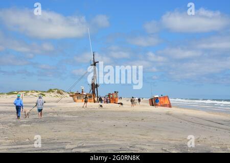 Le chalutier de pêche Ocean Pursuit coincé sur la plage à Oregon Inlet, Nags Head, NC le 1er mars 2020 et plus d'un an plus tard, s'enfonce dans la plage. Banque D'Images