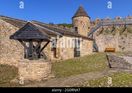 Irlande, Comté de Leitrim, Dromahair, Château de Parkes, souhaitant bien dans la cour avec une tour située sur les murs défensifs. Banque D'Images