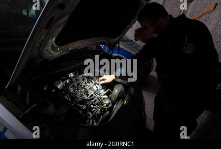 Stuttgart, Allemagne. 06e mai 2021. Un policier présente le moteur d'un Volkswagen Caddy Diesel (norme Euro 5 avec première inscription en mai 2015) à l'équipe de chiens de la police de Stuttgart. Credit: Marijan Murat/dpa/Alamy Live News Banque D'Images