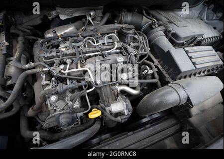 Stuttgart, Allemagne. 06e mai 2021. Le moteur d'une Volkswagen Caddy Diesel (norme Euro 5 avec première immatriculation en mai 2015) de l'équipe de chiens de la police de Stuttgart. Credit: Marijan Murat/dpa/Alamy Live News Banque D'Images