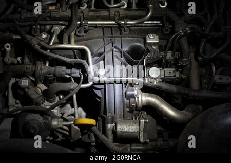 Stuttgart, Allemagne. 06e mai 2021. Le moteur d'une Volkswagen Caddy Diesel (norme Euro 5 avec première immatriculation en mai 2015) de l'équipe de chiens de la police de Stuttgart. Credit: Marijan Murat/dpa/Alamy Live News Banque D'Images