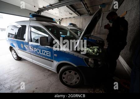 Stuttgart, Allemagne. 06e mai 2021. Un policier présente le moteur d'un Volkswagen Caddy Diesel (norme Euro 5 avec première inscription en mai 2015) à l'équipe de chiens de la police de Stuttgart. Credit: Marijan Murat/dpa/Alamy Live News Banque D'Images