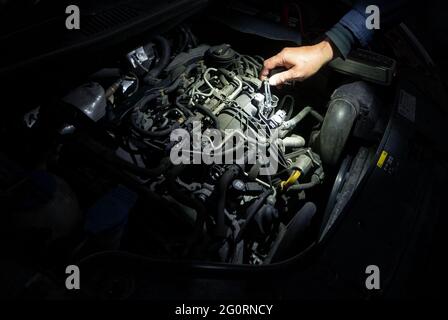 Stuttgart, Allemagne. 06e mai 2021. Un policier présente le moteur d'un Volkswagen Caddy Diesel (norme Euro 5 avec première inscription en mai 2015) à l'équipe de chiens de la police de Stuttgart. Credit: Marijan Murat/dpa/Alamy Live News Banque D'Images