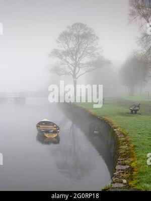 Irlande, comté de Sligo, ville de Sligo, parc Doorly, bateau sur la rivière Garavogue le matin d'un hiver brumeux. Banque D'Images