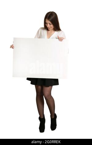 Belle femme et blanc signboard ard ou copyspace pour le slogan ou le texte Banque D'Images