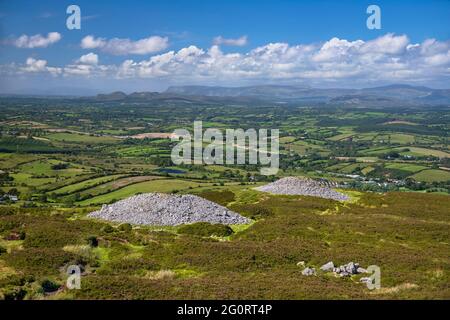 Irlande, comté de Sligo, Castlebaldwin, cimetière mégalithique de Carrowkeel, vue depuis le sommet sur deux des cairns. Banque D'Images