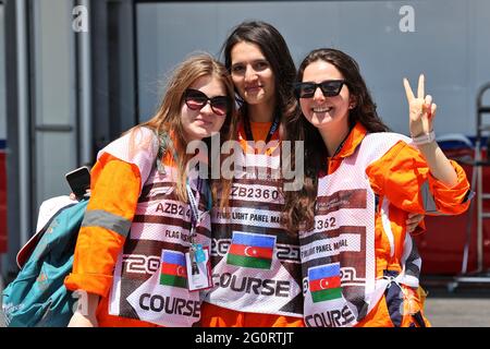 Bakou, Azerbaïdjan. 03ème juin 2021. Circuit atmosphère - marshals. 03.06.2021. Championnat du monde de Formule 1, Rd 6, Grand Prix d'Azerbaïdjan, circuit de rue de Bakou, Azerbaïdjan, Journée de préparation. Le crédit photo doit être lu : images XPB/Press Association. Crédit : XPB Images Ltd/Alamy Live News Banque D'Images