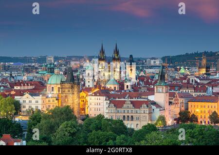 Prague. Image de paysage urbain aérien de Prague, République tchèque avec l'église notre-Dame avant Tyn, tour du pont de la vieille ville, tour poudrière au coucher du soleil. Banque D'Images