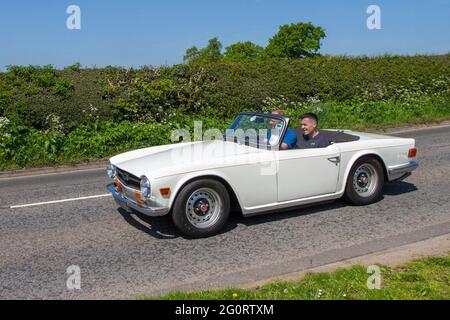 1969 60s Cabriolet Triumph TR6 2498cc blanc des années 60, en route vers Capesthorne Hall Classic May car show, Cheshire, Royaume-Uni Banque D'Images