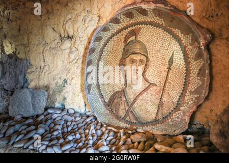 Mosaïque antique représentant un soldat romain, visage guerrier. Banque D'Images