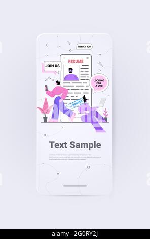 les responsables rh qui choisissent le cv du cv du cv du candidat au poste avec approuvé sur l'écran du smartphone Illustration de Vecteur