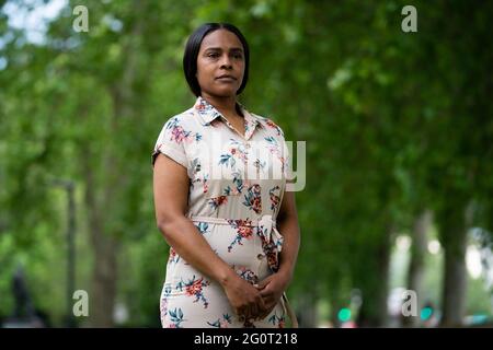 Lillian Serunkuma parle aux médias à New Scotland Yard, Londres. Le petit-fils de Mme Serunkuma, âgé de deux ans, a été abattu à la tête de Brant, dans le nord-ouest de Londres, le 3 2020 juin, avec la balle qui manquait une artère cruciale d'un millimètre. Date de la photo: Jeudi 3 juin 2021. Banque D'Images