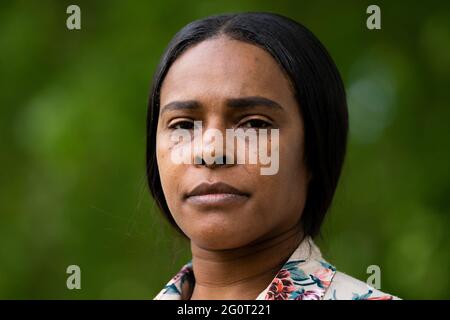 Lillian Serunkuma parle aux médias à New Scotland Yard, Londres. Le petit-fils de Mme Serunkuma, âgé de deux ans, a été abattu à la tête de Brant, dans le nord-ouest de Londres, le 3 2020 juin, avec la balle qui manquait une artère cruciale d'un millimètre. Date de la photo: Jeudi 3 juin 2021. Banque D'Images