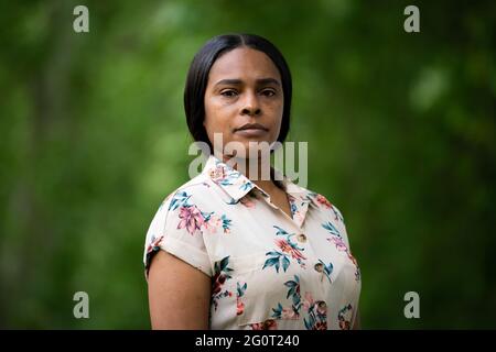 Lillian Serunkuma parle aux médias à New Scotland Yard, Londres. Le petit-fils de Mme Serunkuma, âgé de deux ans, a été abattu à la tête de Brant, dans le nord-ouest de Londres, le 3 2020 juin, avec la balle qui manquait une artère cruciale d'un millimètre. Date de la photo: Jeudi 3 juin 2021. Banque D'Images