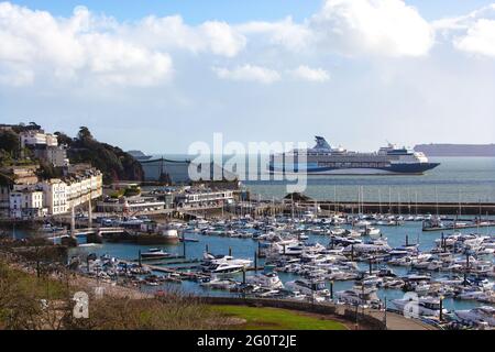 Le bateau de croisière Marella Explorer de TUI se trouve le long de la marina colorée de Torquay, dans le Devon. Banque D'Images