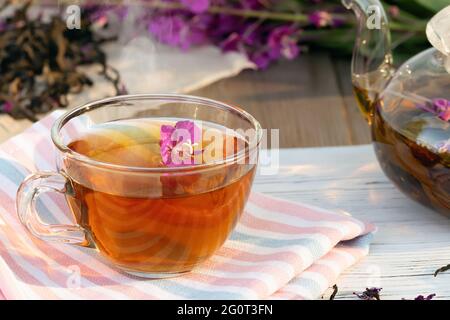 Tisane à base d'herbe à feu connue sous le nom de sally en fleurs dans la théière et la tasse. Banque D'Images