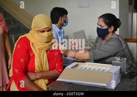 Campagne spéciale de vaccination contre le covid-19 pour les veuves au gurugram, Haryana, Inde. 02/06/2021. Banque D'Images