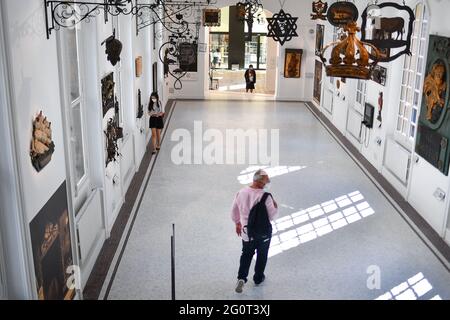 Paris, France. Le 1er juin 2021, les visiteurs regardent les articles exposés au Musée Carnavalet le 1er juin 2021 à Paris, France. Les visiteurs peuvent à nouveau profiter du musée historique de Carnavalet depuis mai 29, après plus de quatre ans de rénovations majeures. Il a eu lieu peu après la réouverture prévue des sites culturels français, fermée depuis octobre en raison des restrictions de Covid-19. Le Musée Carnavalet - Histoire de Paris, le plus ancien musée dédié à la ville, est situé à l'intérieur de deux demeures privées au coeur du Marais. Plusieurs de ses façades du XVIe siècle ont été restaurées, notamment celles de Banque D'Images