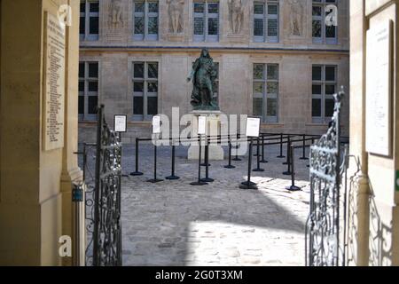 Paris, France. 1 juin 2021, une vue extérieure du Musée Carnavalet le 1 juin 2021 à Paris, France. Les visiteurs peuvent à nouveau profiter du musée historique de Carnavalet depuis mai 29, après plus de quatre ans de rénovations majeures. Il a eu lieu peu après la réouverture prévue des sites culturels français, fermée depuis octobre en raison des restrictions de Covid-19. Le Musée Carnavalet - Histoire de Paris, le plus ancien musée dédié à la ville, est situé à l'intérieur de deux demeures privées au coeur du Marais. Plusieurs de ses façades du XVIe siècle ont été restaurées, notamment celles de la Cour des Banque D'Images