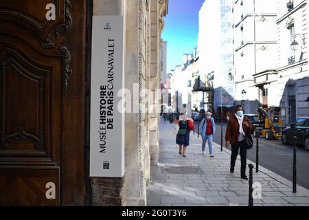 Paris, France. 1 juin 2021, une vue extérieure du Musée Carnavalet le 1 juin 2021 à Paris, France. Les visiteurs peuvent à nouveau profiter du musée historique de Carnavalet depuis mai 29, après plus de quatre ans de rénovations majeures. Il a eu lieu peu après la réouverture prévue des sites culturels français, fermée depuis octobre en raison des restrictions de Covid-19. Le Musée Carnavalet - Histoire de Paris, le plus ancien musée dédié à la ville, est situé à l'intérieur de deux demeures privées au coeur du Marais. Plusieurs de ses façades du XVIe siècle ont été restaurées, notamment celles de la Cour des Banque D'Images