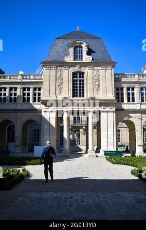 Paris, France. 1 juin 2021, une vue extérieure du Musée Carnavalet le 1 juin 2021 à Paris, France. Les visiteurs peuvent à nouveau profiter du musée historique de Carnavalet depuis mai 29, après plus de quatre ans de rénovations majeures. Il a eu lieu peu après la réouverture prévue des sites culturels français, fermée depuis octobre en raison des restrictions de Covid-19. Le Musée Carnavalet - Histoire de Paris, le plus ancien musée dédié à la ville, est situé à l'intérieur de deux demeures privées au coeur du Marais. Plusieurs de ses façades du XVIe siècle ont été restaurées, notamment celles de la Cour des Banque D'Images