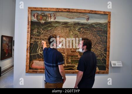 Paris, France. Le 1er juin 2021, les visiteurs regardent les articles exposés au Musée Carnavalet le 1er juin 2021 à Paris, France. Les visiteurs peuvent à nouveau profiter du musée historique de Carnavalet depuis mai 29, après plus de quatre ans de rénovations majeures. Il a eu lieu peu après la réouverture prévue des sites culturels français, fermée depuis octobre en raison des restrictions de Covid-19. Le Musée Carnavalet - Histoire de Paris, le plus ancien musée dédié à la ville, est situé à l'intérieur de deux demeures privées au coeur du Marais. Plusieurs de ses façades du XVIe siècle ont été restaurées, notamment celles de Banque D'Images