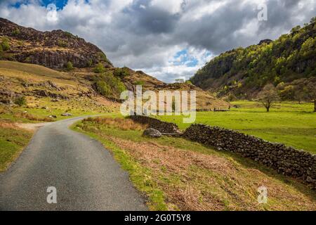 La route de Watendlath Tarn à travers la vallée de Watendlath dans le Lake District, Angleterre Banque D'Images