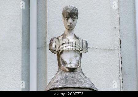 Sculpture de femme seule brisée, taches grises de pluie, et mousse. Concept de dépression et de tristesse. Batumi, Géorgie : 2018-11-04 Banque D'Images