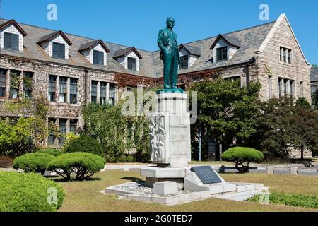 Statue d’Inchon Kim Sung su sur le campus de l’école secondaire Choong Ang, à Jong-ro près de Samcheongdong-gil. Séoul. South KoreaWis Banque D'Images