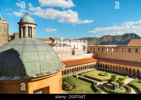 Vue de dessus du jardin du cloître bénédictin à côté de la cathédrale de Monreale, province de Palerme, Sicile, Italie Banque D'Images