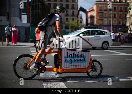 Madrid, Espagne. 03ème juin 2021. Une compagnie de vélo descend une rue à Madrid. La journée internationale du vélo est célébrée chaque année le 3 juin, après avoir été déclarée en 2018 par l'Assemblée générale des Nations Unies. Crédit : SOPA Images Limited/Alamy Live News Banque D'Images