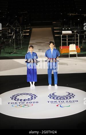 Tokyo. 3 juin 2021. Les modèles présentent les plateaux de médailles lors d'un événement de dévoilement des articles qui seront utilisés pour les cérémonies de victoire des Jeux olympiques et paralympiques de Tokyo de 2020 à l'Ariake Arena de Tokyo, au Japon, le 3 juin 2021. Crédit: Wang Zijiang/Xinhua/Alay Live News Banque D'Images