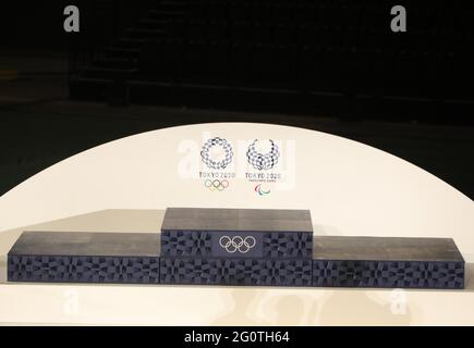 Tokyo. 3 juin 2021. Le podium est vu lors d'un événement de dévoilement des articles qui seront utilisés pour les cérémonies de victoire des Jeux olympiques et paralympiques de Tokyo de 2020 à l'Ariake Arena de Tokyo, au Japon, le 3 juin 2021. Crédit: Wang Zijiang/Xinhua/Alay Live News Banque D'Images