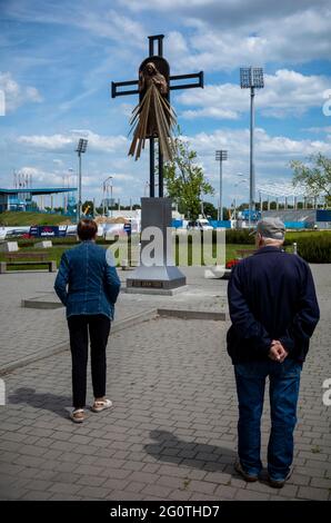 Plock, Pologne le 03/06/2021, statue nouvellement érigée, Croix de Jésus miséricordieux pour commémorer la visite à Plock, Pologne le 03/06/2021 Jean Paul II a visité PÅock, ville de la région de Mazovie en 1991, il a célébré la Messe Holly à l'endroit où se trouve la croix. Nouveau cofinancé avec l'argent public du budget civique de la ville. L'argent a été décidé par les résidents lors d'un vote public. Par Wiktor Dabkowski crédit: dpa Picture Alliance/Alamy Live News Banque D'Images