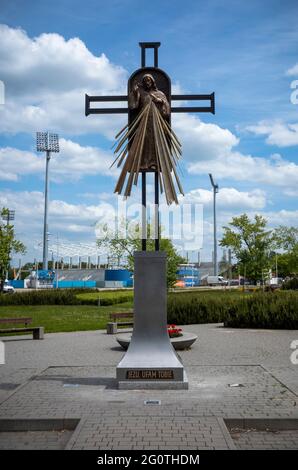 Plock, Pologne le 03/06/2021, statue nouvellement érigée, Croix de Jésus miséricordieux pour commémorer la visite à Plock, Pologne le 03/06/2021 Jean Paul II a visité PÅock, ville de la région de Mazovie en 1991, il a célébré la Messe Holly à l'endroit où se trouve la croix. Nouveau cofinancé avec l'argent public du budget civique de la ville. L'argent a été décidé par les résidents lors d'un vote public. Par Wiktor Dabkowski crédit: dpa Picture Alliance/Alamy Live News Banque D'Images