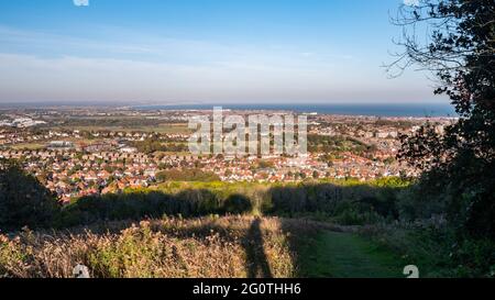 Eastbourne, East Sussex, côte sud de l'Angleterre. Vue en hauteur avec le quartier de la vieille ville en premier plan et la côte lointaine de la Manche. Banque D'Images