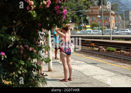 Personnes en maillot de bain sur la plate-forme de la gare Monterosso dans le parc national des Cinque Terre, la Spezia, Ligurie, Italie Banque D'Images