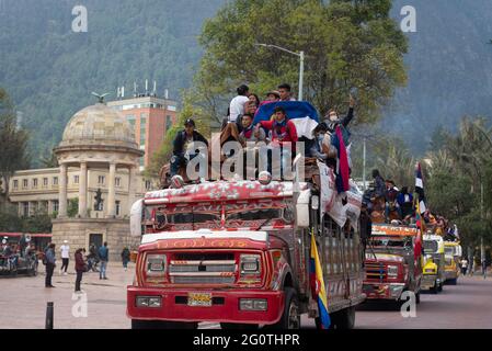 La communauté autochtone 'Misak' a participé à la journée de mobilisation le 2 juin 2021 à Bogota, en Colombie, dans le cadre de la grève nationale qui a déjà pris 35 jours. (Photo de Santiago Villegas/Pacific Press/Sipa USA) crédit: SIPA USA/Alay Live News Banque D'Images