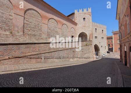 Mur fortifié et porte du Palazzo del Podestà à Fabriano, province d'Ancona, région des Marches, Italie Banque D'Images