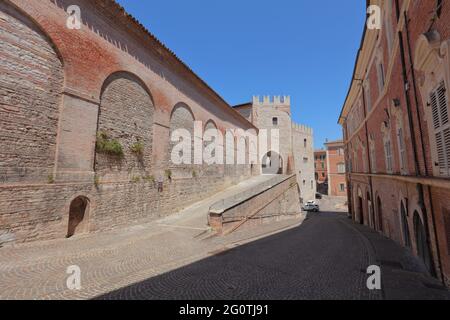 Mur fortifié et porte du Palazzo del Podestà à Fabriano, province d'Ancona, région des Marches, Italie Banque D'Images