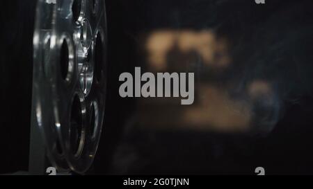 Ancien projecteur filmant sur fond noir Banque D'Images