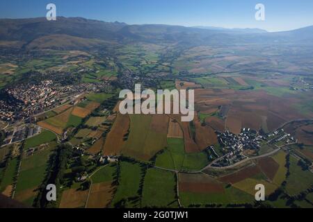 FRANCE. PYRÉNÉES ORIENTALES (66) RÉGION DE CERDAGNE. VUE AÉRIENNE DE LA RÉGION DE BOURG-MADAME, AU CONFLUENT DU SEGRE ET DU RAHUR, AFFLUENT DE L'EBRE R. Banque D'Images