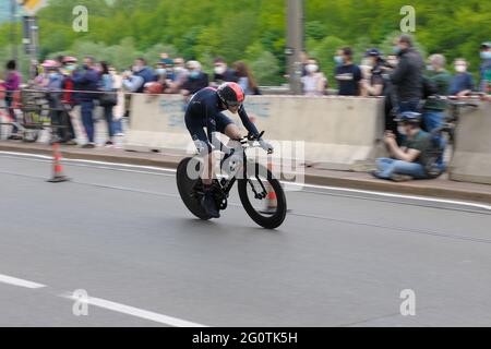 Pavel Sivakov (Team Ineos Grenadiers) en plein effort pendant un procès à temps individuel. Le Giro d'Italia a eu lieu du 8 au 30 mai 2021. La première étape, le 8 mai, a été un procès temporel de 8 kilomètres dans les rues de Turin. Le vainqueur de cette première étape est le Filippo Ganna (Team Ineos Grenadiers). Le vainqueur de la dernière classification générale est l'Egan Bernal colombien (Team Ineos Grenadier). Banque D'Images