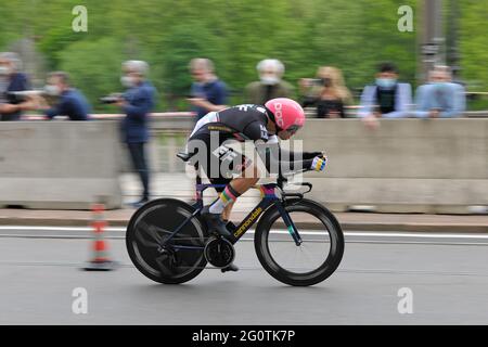 Alberto Bettiol (Team EF Education - Nippo) en action lors d'un procès individuel. Le Giro d'Italia a eu lieu du 8 au 30 mai 2021. La première étape, le 8 mai, a été un procès temporel de 8 kilomètres dans les rues de Turin. Le vainqueur de cette première étape est le Filippo Ganna (Team Ineos Grenadiers). Le vainqueur de la dernière classification générale est l'Egan Bernal colombien (Team Ineos Grenadier). Banque D'Images