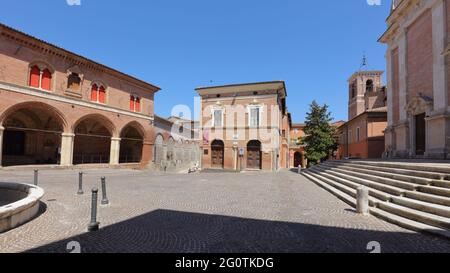 Piazza Papa Giovanni Paolo place à Fabriano, province d'Ancona, Marche, Italie avec la cathédrale de Fabriano (à droite) Banque D'Images